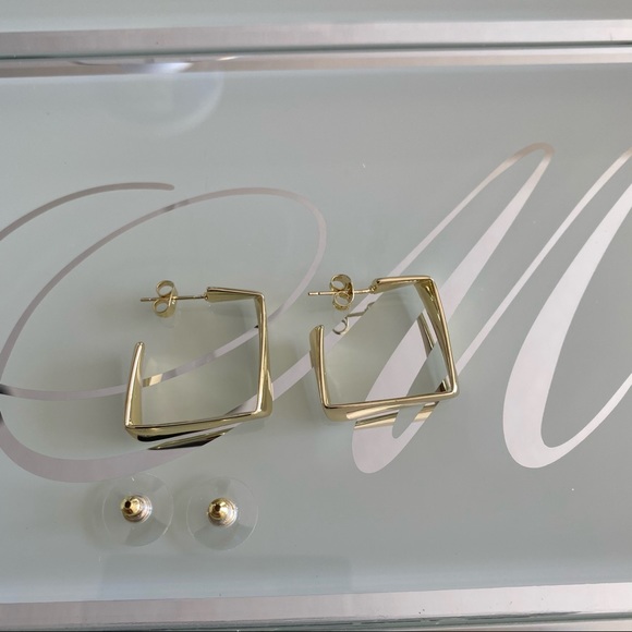Modern gold tone square earrings - Picture 4 of 6